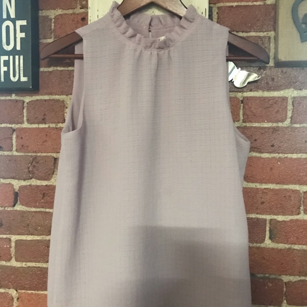 Sleeveless ruffle collar blouse